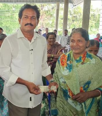 మొగల్తూరు, సీతారాంపురంలలో పెన్షన్లు పంపిణీ చేసిన నాయకర్, రామరాజు
