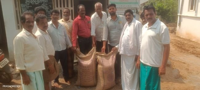 సీతానగరంలో మత్స్యకారులకు బియ్యం పంపిణీ