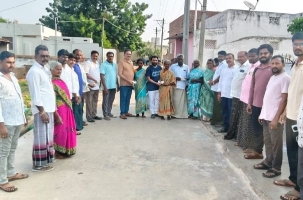 లబ్ధిదారులకు పింఛన్లు పంపిణీ చేసిన యాదాల సాయి కిరణ్‌