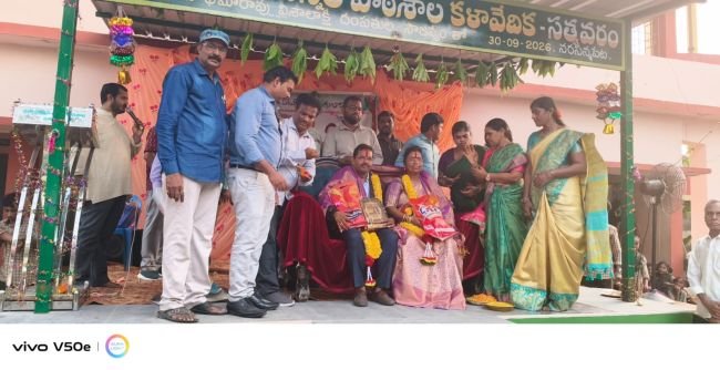 పదవీ విరమణ సందర్భంగా పాఠశాలకు కళావేదిక, పోడియం వితరణ..