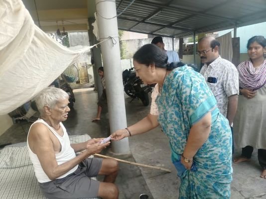 పేదల ముఖాల్లో చిరునవ్వులే లక్ష్యం: 26వ వార్డులో పింఛన్ల పంపిణీ చేపట్టిన చింతకాయల పద్మావతి