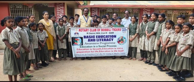 నిరక్షరాస్యత నిర్మూలనం కు రోటరీ కృషి: రోటరీ అధ్యక్షులు జె సి రాజు. 