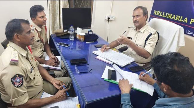 నెల్లిమర్ల పోలీస్ స్టేషన్‌ను తనిఖీ చేసిన డీఎస్పీ  * సిబ్బందితో ప్రత్యేక సమీక్ష!