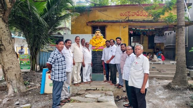 బాలయోగి విగ్రహానికి  పూలమాలలు వేసి ఘనంగా నివాళులు..