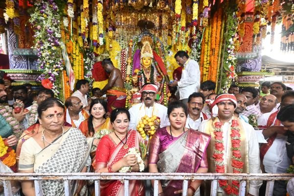 ఘనంగా ప్రారంభమైన జాతర మహోత్సవం  -పోలేరమ్మ జాతరతో పులకించిన వెంకటగిరి  -జాతరకు రాష్ట్ర పండుగా హోద... 50 లక్షలు మంజూరు -ప్రభుత్వ లాంఛనాలతో అమ్మవారికి పట్టు వస్త్రాలు  -పట్టు వస్త్రాలు సమర్పించిన మంత్రి ఆనం రామనారాయణ రెడ్డి  - అమ్మవారి దర్శనం కోసం పోటెత్తిన భక్తజనం  - జై పోలేరమ్మ తల్లి నినాదాలతో మారి మ