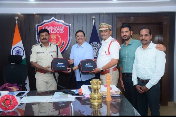 జిల్లా పోలీస్ శాఖకు రెండు బ్రెత్ అనలైజర్ (డ్రంకెన్ డ్రైవ్ మెషిన్)లను డొనేట్ చేసిన హెచ్‌బీఎల్ ఇంజినీరింగ్ లిమిటెడ్ సంస్థ 