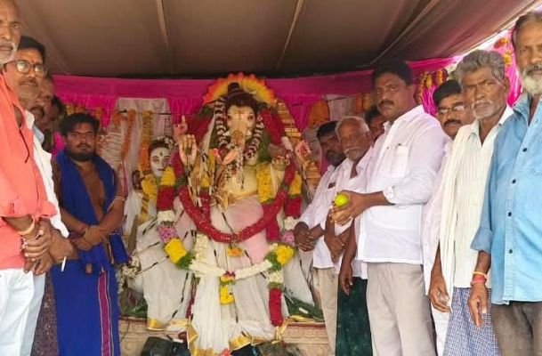 గణేష్ ఉత్సవ పూజలో టిడిపినేత బోయళ్ల నారాయణరెడ్డి: