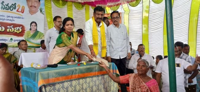 పల్లె పండగ, పేదల సేవా కార్యక్రమంలో పాల్గొన్న కలెక్టర్, ఎమ్మెల్యే.  