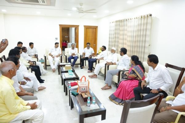 స్థానిక సంస్థల ఎన్నికల్లో నూరు శాతం విజయమే లక్ష్యం  కూటమి అభ్యర్థుల గెలుపు కోసం సమష్టిగా పనిచేయాలి: మంత్రి గొట్టిపాటి రవికుమార్