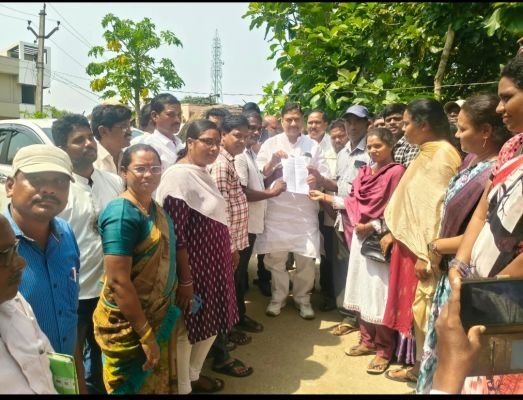ఫీల్డ్‌ అసిస్టెంట్ల సమస్యలు పరిష్కరించి ఆదుకోవాలి “ఎమ్మెల్యేకి వినతి ”
