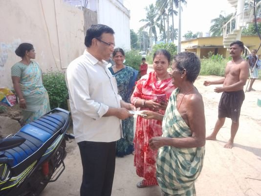 ఎన్టీఆర్ భరోసా పెన్షన్ల పంపిణీపై పరిశీలించిన డిప్యూటీ ఎంపీడీవో..