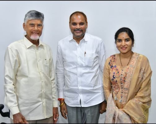 అమరావతిలో చంద్రబాబు, లోకేష్‌తో చిన్న శ్రీను, సిరమ్మ భేటీ                              