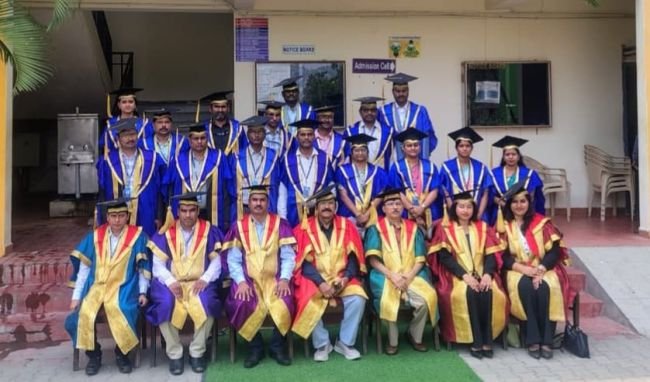 విశ్వం కళాశాలలో అట్టహాసంగా గ్రాడ్యుయేషన్ డే వేడుకలు