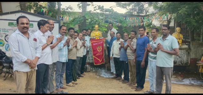 గాంధీ మహాత్మునికి ఆర్యవైశ్య సంఘం ఆధ్వర్యంలో ఘన నివాళులు