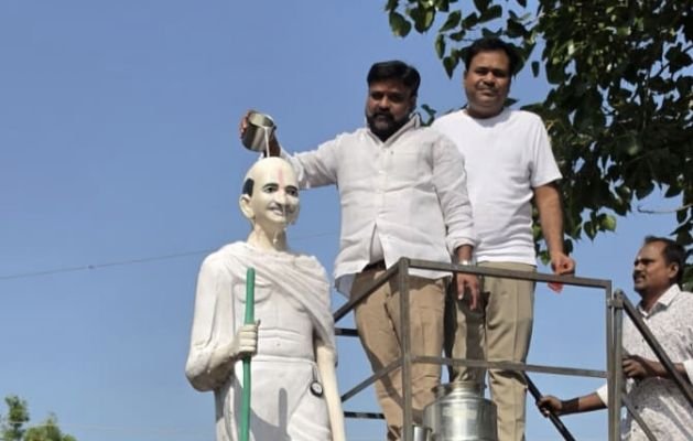గాంధీ విగ్రహానికి పాలాభిషేకం