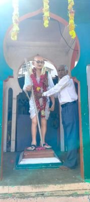 గాంధీ విగ్రహానికి పూలమాల వేసి నివాళులర్పించిన జూలియన్ రాజు 