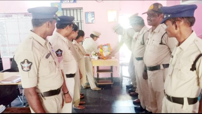 గాంధీజీ ఆశయసాధనకు అందరూ కృషి చేయాలి. ఎస్సై ఎం హేమలత.