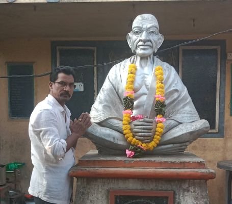 మహాత్మా గాంధీని ఆదర్శంగా తీసుకోవాలి