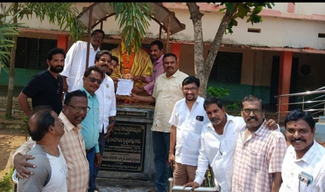గాంధీ విగ్రహానికి వినతి పత్రం అందజేసిన ఏపీయూడబ్ల్యూజె ప్రతినిధులు 