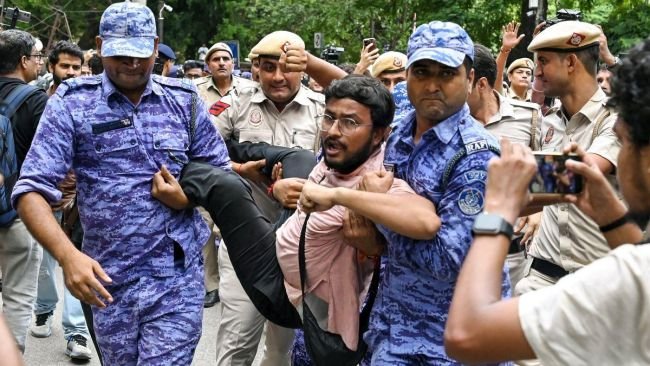 ఢిల్లీలో తీవ్ర ఉద్రిక్తత: సీఈసీ జ్ఞానేశ్ కుమార్‌కు వ్యతిరేకంగా CJP నిరసనలు.. ఇంటర్నెట్ బంద్, 11 మెట్రో స్టేషన్ల గేట్లు మూసివేత