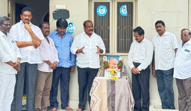 అహింసా మార్గంలో పోరాడి స్వాతంత్ర్యాన్ని సాధించిన మహనీయుడు గాంధీ