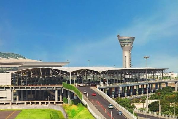హైదరాబాద్ ఎయిర్‌పోర్టులో కలకలం
