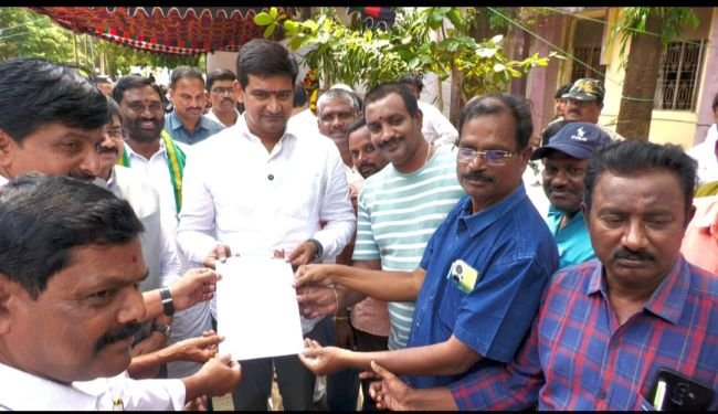జర్నలిస్టుల సమస్యలను పరిష్కరించాలి*  ** ఏపీయూడబ్ల్యూజే  రాష్ట్ర డిప్యూటీ జనరల్ సెక్రటరీ ప్రసాద్ 