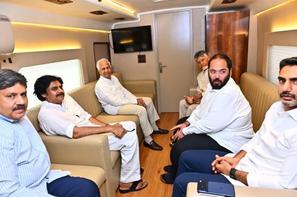 సీఎం డిప్యూటీ సీఎంతో అనంత్ అంబానీ బేటి