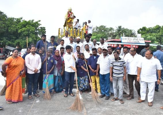 గాంధీ బాటలోనే స్వచ్ఛ గ్రామ స్వరాజ్యం..