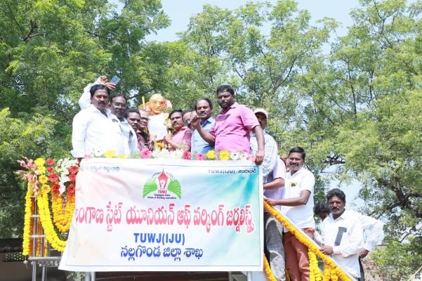 నల్గొండలో జర్నలిస్టుల నిరసనలు       గాంధీ విగ్రహానికి వినతి పత్రం.      