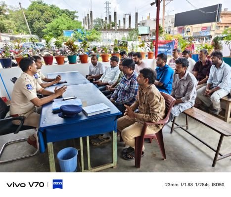 మొబైల్ షాప్ యజమానులతో అవగాహన సమావేశం**