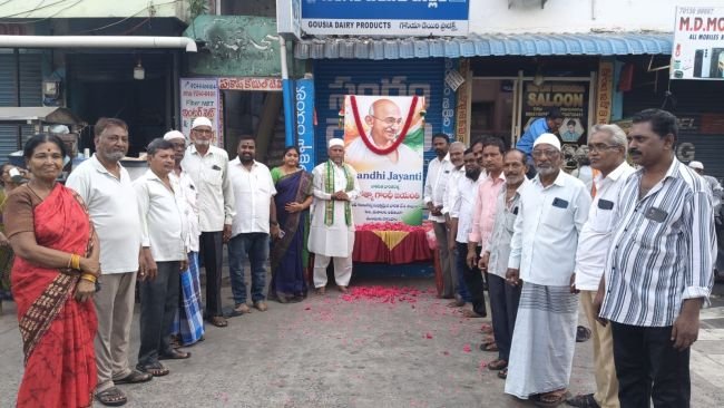 జాతిపిత మహాత్మా గాంధీకి ఘన నివాళి