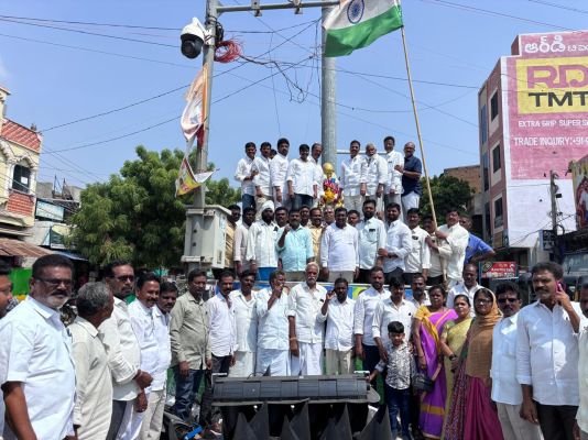 ధర్మవరంలో ఘనంగా మహాత్మా గాంధీ జయంతి వేడుకలు   * గాంధీజీ ఆశయ సాధనకు తెదేపా కట్టుబడి ఉంది: ధర్మవరం తెదేపా నాయకులు   * స్థానిక ఎన్నికలను అడ్డుకుంటూ బీసీల రాజ్యాధికారాన్ని కాలరాస్తున్న వైకాపా   * బీసీలకు 34% రిజర్వేషన్లు దక్కకుండా కోర్టుకెళ్లడం వైకాపా నైజం: తెదేపా ధ్వజo
