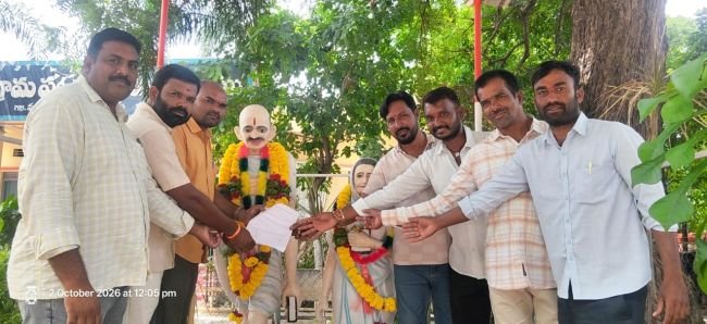 జర్నలిస్టుల సమస్యల పరిష్కారం కోసం మునుగోడులో గాంధీ విగ్రహానికి వినతిపత్రం