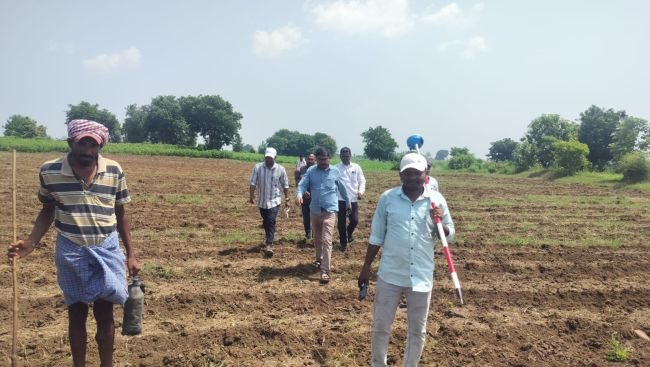 గుంట్లపేట్‌లో రీ-సర్వే పనుల పరిశీలన