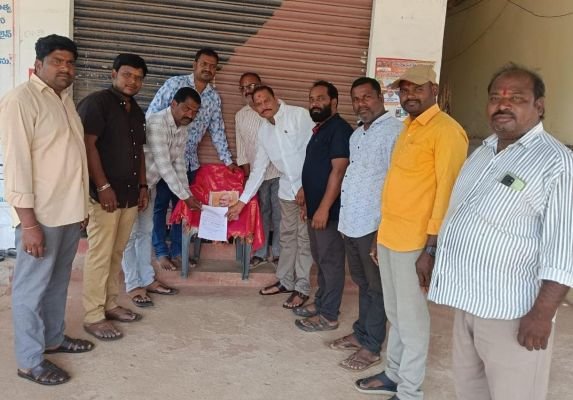 జర్నలిస్టుల సమస్యలు పరిష్కరించాలని మహాత్మా  గాంధీ చిత్రపటానికి వినతిపత్రం..