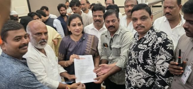 అనకాపల్లిలో తమ డిమాండ్లతో హోమ్ మినిస్టర్ కు వినతి పత్రం అందించిన విలేఖరులు