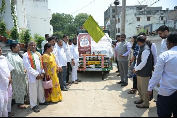 వర్ష బాధితులకు ‘సత్యసాయి ట్రస్ట్’ అండ -  రేషన్ పంపిణీ వాహనాన్ని ప్రారంభించిన జిల్లా కలెక్టర్