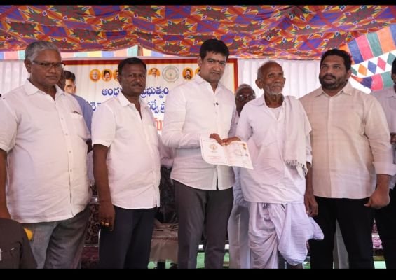 రైతన్నలకు రాజముద్ర పుస్తకం భరోసా  - బి రాజేరులో పట్టాదారు పాస్ పుస్తకాల పంపిణీ  - మంత్రి కొండపల్లి శ్రీనివాస్