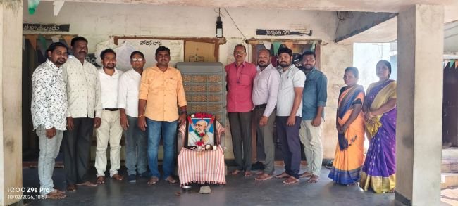 తిర్యాణి ఎమ్మార్వో కార్యాలయంలో గాంధీ జయంతి వేడుకలు - మహాత్ముడి చిత్రపటానికి పూలమాలలు వేసి నివాళులు