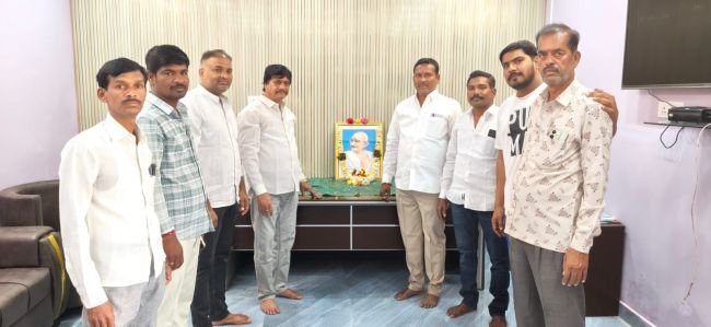 మహాత్మా గాంధీ జీవన విధానాన్ని అనుసరించాలి *