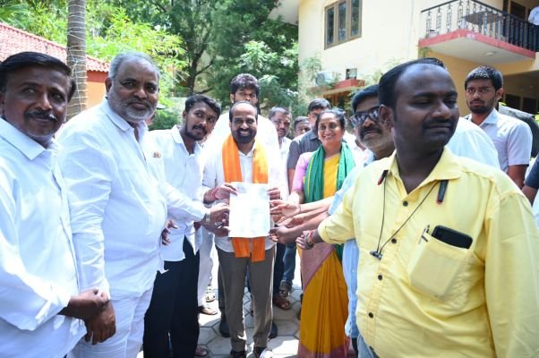 జర్నలిస్టుల సమస్యల పరిష్కారానికి వినతి పత్రాలు అందజేసిన APUWJ   * మంత్రులు, ఎమ్మెల్యే, కలెక్టర్‌కు వినతిపత్రాలు అందించిన యూనియన్ నేతలు   * పుట్టపర్తిలో శ్రీ సత్యసాయి జిల్లా APUWJ ఆధ్వర్యంలో కార్యక్రమం