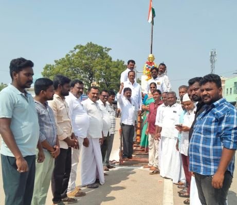 గాంధీజీ ఆశయాలను ఆచరించాలి, గాంధీ విగ్రహానికి టీడీపీ నాయకుల నివాళులు