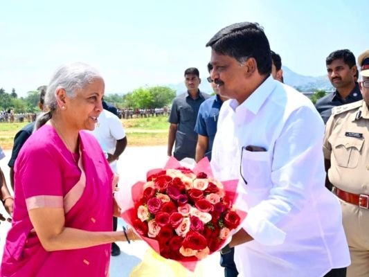 కేంద్ర ఆర్థిక మంత్రి నిర్మలా సీతారామన్‌కు మంత్రి పయ్యావుల కేశవ్ ఘన స్వాగతం