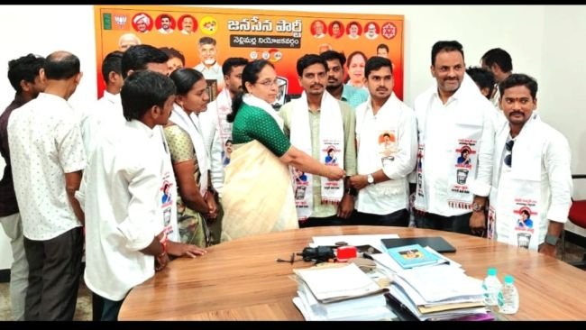 కోట్ల రఘు ఆధ్వర్యంలో జనసేనలో చేరికలు   * జనసేన సిద్ధాంతాల పట్ల ఆకర్షితులై పార్టీలో చేరిన వైసీపీ ముఖ్య నాయకులు