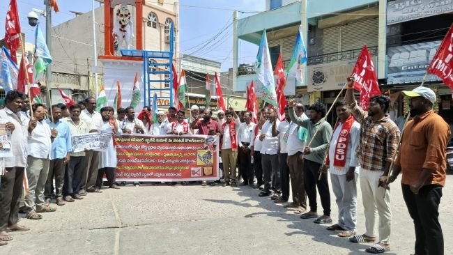 ఎస్‌ఐఆర్‌ ప్రక్రియను నిలిపివేసి తొలగించిన ఓట్లను పునరుద్ధరించాలి  గుంతకల్లులో వామపక్ష, కాంగ్రెస్‌, వైఎస్సార్‌సీపీ పార్టీల ఆధ్వర్యంలో నిరసన