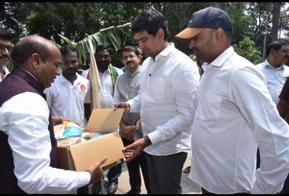 రూ.15 లక్షల విలువైన కిట్ల వాహనాన్ని జెండా ఊపి ప్రారంభించిన మంత్రి కొండపల్లి శ్రీనివాస్, కలెక్టర్ ఎస్. రాంసుందర్ రెడ్డి*