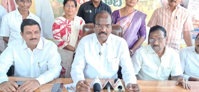 ???? ఏలూరు జిల్లా : ఏలూరు ఎమ్మెల్యే క్యాంప్ కార్యాలయం : ది డెస్క్ :  *బీసీలకు 34% - వెనక్కి తగ్గేదిలే*  _➖ఎమ్మెల్యే చంటి_