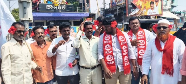 చేనేత కార్మికుల చెవుల్లో పూలు పెట్టిన కూటమి ప్రభుత్వం  గాంధీ జయంతి సందర్భంగా వినూత్న నిరసన..