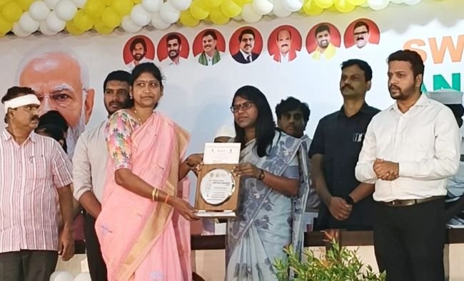 హాస్టల్ వార్డెన్ అంజనాకు స్వర్ణాంధ్ర అవార్డు 